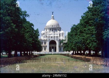 Das Victoria Memorial ist ein großes Marmorgebäude auf dem Maidan in Zentral-Kolkata, das seinen Eingang auf dem Weg der Königin hat. Es wurde zwischen 1906 und 1921 von der britischen Regierung erbaut. Es ist dem Gedenken an Königin Victoria, Architekten: William Emerson, Vincent Esch, Jahr 1906, gewidmet. Stockfoto