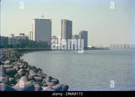 Der Marine Drive, auch Queen's Necklace genannt, ist eines der am besten erkennbaren Wahrzeichen in Mumbai. Dieser bogenförmige Boulevard an der Bucht entlang des Arabischen Meeres in Süd-Mumbai ist wohl der beste Ort, um wunderschöne Sonnenuntergänge zu beobachten und gemütliche Spaziergänge zu Unternehmen. Stockfoto