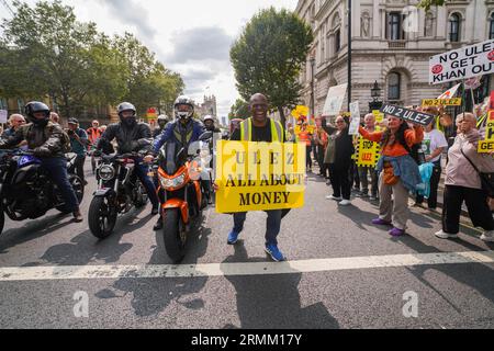 Westminster London UK. Am 29. August 2023 demonstrieren Demonstranten mit der Aufschrift „No to ULEZ Stop Khan“ vor der Downing Street an dem Tag, an dem das Erweiterungsprogramm von ULEZ in den Londoner Stadtteilen in Kraft tritt. Das bei Autofahrern unbeliebte Clean Air-System verlangt eine tägliche Gebühr von £ 12,50 für Fahrer einiger älterer Fahrzeuge, die in die Hauptstadt einreisen.Credit amer ghazzal/Alamy Live News Stockfoto