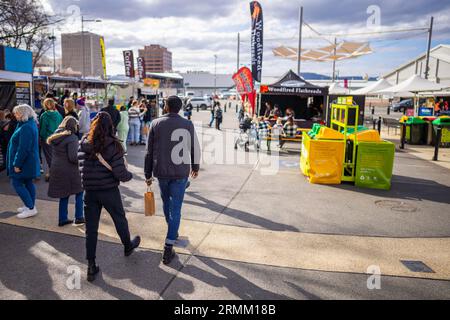 Leute, die auf einem Wochenendmarkt in einer Stadt in australien einkaufen Stockfoto