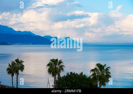 Mittelmeer in der Nähe von Kemer. Landschaft in der Türkei. Natur mit dem Taurusgebirge im Hintergrund. Stockfoto