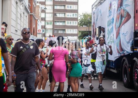 NOTTING HILL, LONDON, ENGLAND - 28. August 2023: Crowd of People at Notting Hill Carnival 2023 Stockfoto
