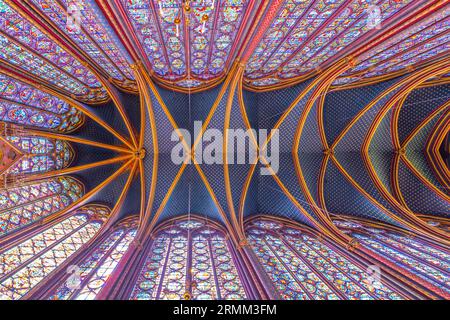 Monumentales Interieur der Sainte-Chapelle mit Buntglasfenstern, obere Ebene der königlichen Kapelle im gotischen Stil. Palais de la Cite, Paris, Frankreich Stockfoto