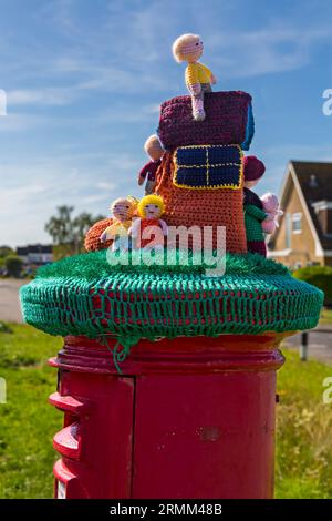Alte Frau, die in Poole, Dorset UK, in einem Briefkastenaufsatz lebte - Briefkastenaufsatz Briefkastenaufsatz Briefkastenaufsatz Topper, Garnbomben, Garnbombe Stockfoto