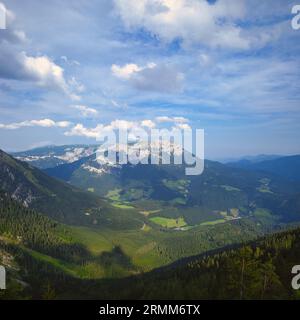 Schöne Natur und Hügel in den Schnee Alpen im Sommer in Österreich Stockfoto