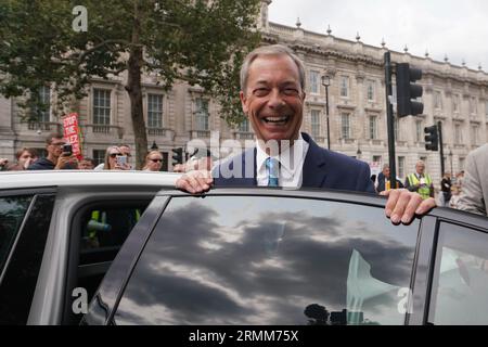 Westminster London UK. Am 29. August 2023 verlässt Nigel Farage die Stadt, nachdem er an einem Anti-ulez-Protest vor der Downing Street teilgenommen hat, an dem Tag, an dem die Erweiterung der ULEZ in den Londoner Stadtteilen in Kraft tritt. Credit amer ghazzal/Alamy Live News Stockfoto