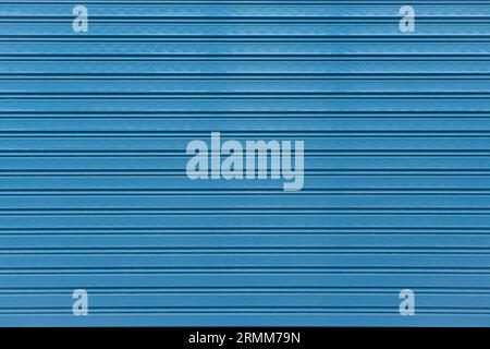 Blauer Hintergrund mit Texturmuster der Rolltür aus Stahl. Stockfoto