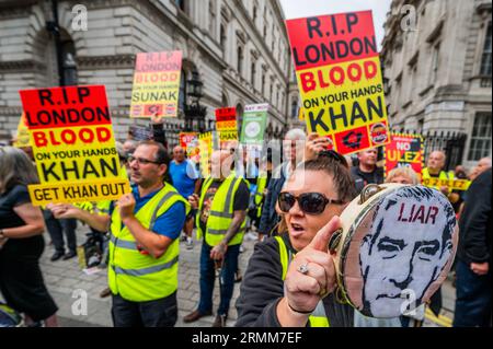 London, Großbritannien. 29. August 2023. Ein Stopp der ULEZ (Ultra Low Emission Zone) am Tag, an dem die erweiterte Zone in London eintrifft. Es ist auch Anti-Sadiq Khan (Bürgermeister von London) Protest in Whitehall. Guy Bell/Alamy Live News Stockfoto
