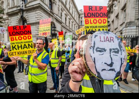 London, Großbritannien. 29. August 2023. Ein Stopp der ULEZ (Ultra Low Emission Zone) am Tag, an dem die erweiterte Zone in London eintrifft. Es ist auch Anti-Sadiq Khan (Bürgermeister von London) Protest in Whitehall. Guy Bell/Alamy Live News Stockfoto