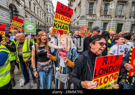 London, Großbritannien. 29. August 2023. Ein Stopp der ULEZ (Ultra Low Emission Zone) am Tag, an dem die erweiterte Zone in London eintrifft. Es ist auch Anti-Sadiq Khan (Bürgermeister von London) Protest in Whitehall. Guy Bell/Alamy Live News Stockfoto