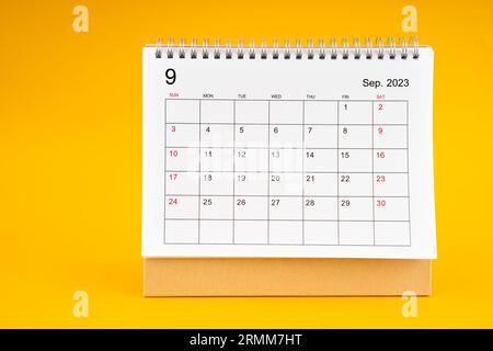 September 2023, monatlicher Tischkalender für 2023 Jahre auf gelbem Hintergrund. Stockfoto