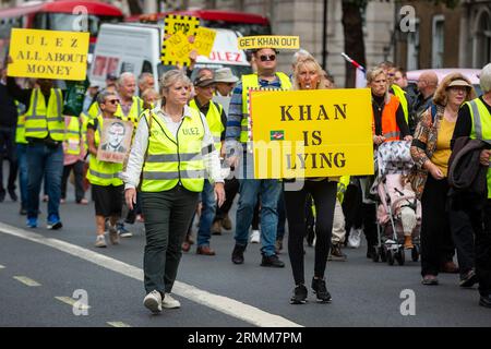 London, Großbritannien. 29. August 2023. Die Menschen in Whitehall nehmen an einem Stop-ULEZ-Protest vor der Downing Street Teil, an dem Tag, an dem die Ultra Low Emission Zone (ULEZ) um die äußeren Stadtteile von London erweitert wurde, um ganz Greater London abzudecken. Sie argumentieren, dass die Kosten der täglichen Gebühr von 12,50 £, die eine große Anzahl von Fahrzeugen betreffen, die nicht den Vorschriften entsprechen, sich auf Arbeitsplätze auswirken werden, und dass die Zuschüsse, die angeboten werden, um solche Fahrzeuge zu ersetzen, nicht ausreichen, insbesondere da die Lebenshaltungskosten weiter anhalten. Quelle: Stephen Chung / Alamy Live News Stockfoto