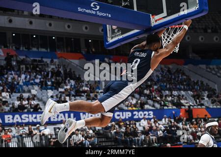 Jakarta, Indonesien. 29. August 2023. Elie Okobo aus Frankreich taucht beim Spiel der Gruppe H zwischen Libanon und Frankreich bei der FIBA-Weltmeisterschaft 2023 in Jakarta, Indonesien, am 29. August 2023 ein. Quelle: Agung Kuncahya B./Xinhua/Alamy Live News Stockfoto