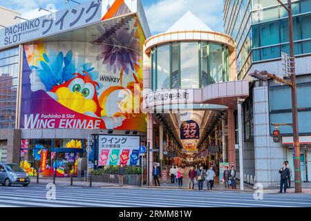 Oita, Japan - Nov 26 2022: Wing Oita Ekimae ist eine Einkaufsstraße mit Geschäften, Restaurant und Spielautomaten im Hauptgebäude Stockfoto