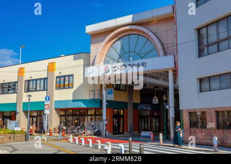 Oita, Japan - Nov 26 2022: Wing Oita Ekimae ist eine Einkaufsstraße mit Geschäften, Restaurant und Spielautomaten im Hauptgebäude Stockfoto