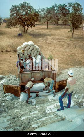 Mali. Männer laden LKW mit Baumwollernte. Stockfoto