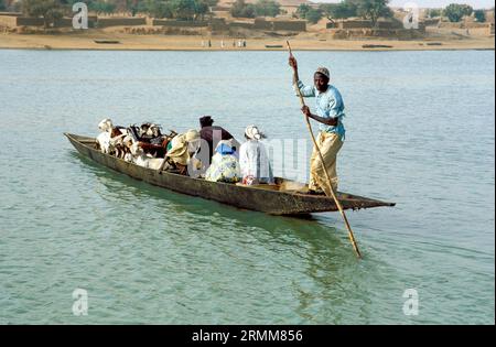 Mali. Man befährt Menschen und Ziegen über den Niger. Stockfoto