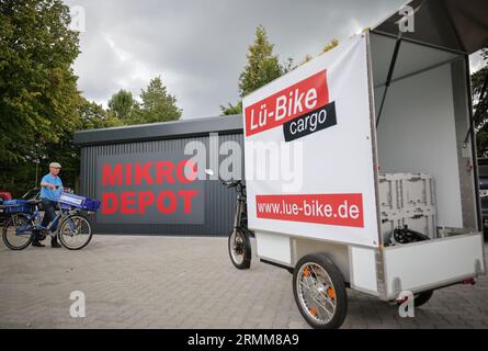 29. August 2023, Schleswig-Holstein, Lübeck: Ein elektrisch unterstütztes Lastenrad von Lü-Bike steht bei der Eröffnung des ersten Mikrodepots in Lübeck auf dem Parkplatz. Das Depot soll die Lübecker Altstadt vom Fracht- und Lieferverkehr entlasten. Foto: Christian Charisius/dpa Stockfoto