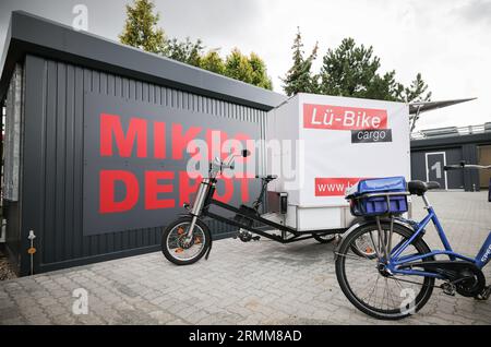 29. August 2023, Schleswig-Holstein, Lübeck: Ein elektrisch unterstütztes Lastenrad von Lü-Bike und ein Lieferrad von Nordbrief stehen auf dem Parkplatz bei der Eröffnung des ersten Mikrodepots in Lübeck. Das Depot soll die Lübecker Altstadt vom Post- und Zustellverkehr entlasten. Foto: Christian Charisius/dpa Stockfoto