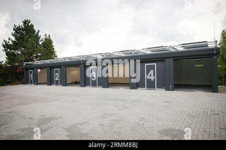 29. August 2023, Schleswig-Holstein, Lübeck: Bei der Eröffnung des ersten Mikrodepots in Lübeck sind vier Depot-Container zu sehen. Das Depot soll die Lübecker Altstadt vom Fracht- und Lieferverkehr entlasten. Foto: Christian Charisius/dpa Stockfoto