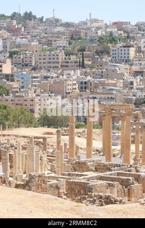 Jerash Jordan die Ruinen der antiken römischen Stadt Gerasa mit modernem Jerash im Hintergrund, aufgenommen im August 2023 Stockfoto