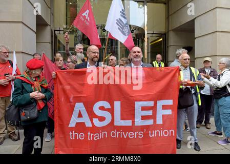 London, Großbritannien. 29. August 2023. Mitglieder der Rail Workers Unions Aslef und TSSA wurden von anderen Wahlkampfgruppen unterstützt, um gegen die geplante Schließung von fast 1000 Bahnfahrkartenschaltern in England zu demonstrieren. Kampagnen für behinderte Menschen kämpfen gegen die Schließungen und sagen, dass viele behinderte Menschen nicht reisen können, wenn die Kürzungen weiter gehen. Hinter Banner L-R: Simon Weller Assistant Secretary ASLEF; Mick Whelan, Generalsekretär ASLEF. G.P. Essex/Alamy Live News Stockfoto