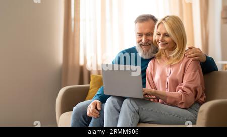Freudvolles Seniorenpaar Videoanrufe Über Laptop, Kommunikation Zu Hause Stockfoto