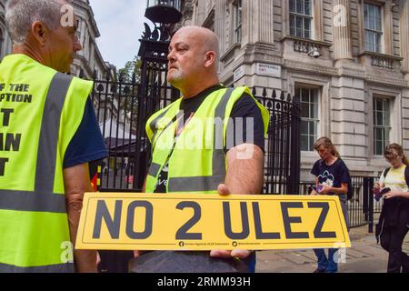 London, Großbritannien. 29. August 2023. Anti-ULEZ-Demonstranten versammeln sich vor der Downing Street, während die Erweiterung der ULEZ (Ultra Low Emission Zone), die auf die Bekämpfung der Luftverschmutzung abzielt, in Kraft tritt. Quelle: Vuk Valcic/Alamy Live News Stockfoto