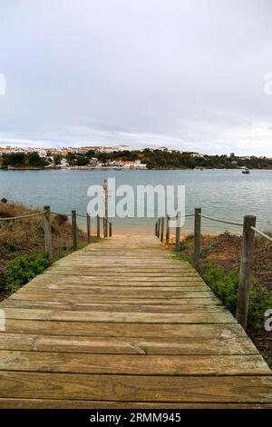 Alte hölzerne Anlegestelle auf dem Fluss Mira an einem bewölkten Tag in Vilanova de Milfontes, Alentejo, Portugal Stockfoto