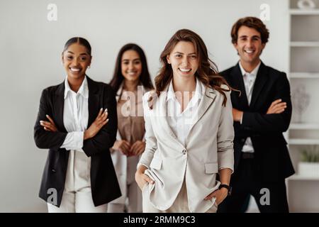 Porträt des Geschäftsteams. Verschiedene junge Geschäftsleute posieren im Büro und lächeln vor der Kamera Stockfoto