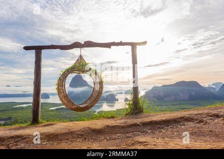 Samet Nangshe Aussichtspunkt bei Sonnenaufgang in Phang nga, Thailand. Stockfoto