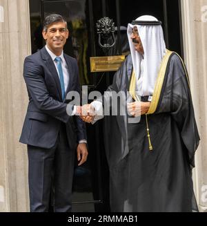 London, Großbritannien. 29. August 2023. Kuwaits Kronprinz Scheich Meshal Al Ahmad Al Sabah trifft Rishi Sunak in der Downing Street, um über Zusammenarbeit im Verteidigungsbereich, Handel und Investitionen zu diskutieren Stockfoto