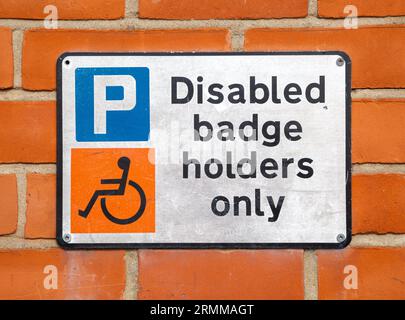 Behindertenausweis, nur für Besitzer, Parkschild, Woodbridge, Sufffolk, England, Großbritannien Stockfoto