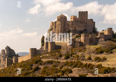 Tauchen Sie ein in die mittelalterliche Vergangenheit Spaniens mit diesem faszinierenden Foto von Loarre Castle, einem Meisterwerk in Huesca. Stockfoto
