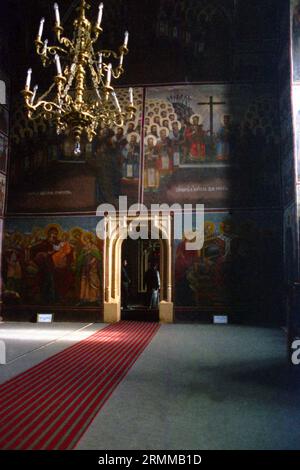 Neamt County, Rumänien, ca. 2000. Fresken in der christlich-orthodoxen Kirche im Kloster Bistrita. Bogenportal, das das Atrium mit dem Narthex verbindet. Stockfoto