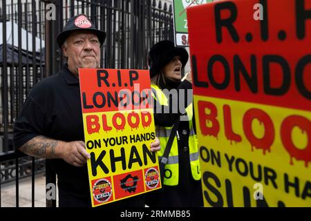 London, Großbritannien. August 29, 2023. Demonstranten demonstrieren vor der Downing Street gegen die Erweiterung der Ultra-Low Emission Zone (ULEZ). Stockfoto