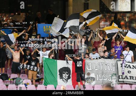 Salerno, Italien. 28. August 2023. Unterstützer von Udinese Calcio während des Spiels der Serie A zwischen US Salernitana und Udinese Calcio im Stadio Arechi am 28. August 2023 in Salerno, Italien. Quelle: Giuseppe Maffia/Alamy Live News Stockfoto