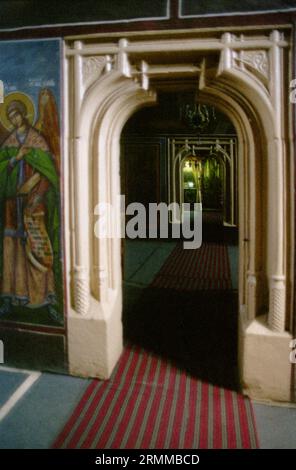 Das christlich-orthodoxe Bistrita-Kloster, Kreis Neamt, Rumänien, um 2000. Bogenportal, das das Atrium mit dem Narthex verbindet. Stockfoto