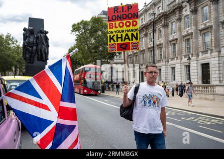 London, Großbritannien. 29. August 2023. Ein Mann mit einem Schild an der Haltestelle ULEZ protestiert vor der Downing Street an dem Tag, an dem die Ultra Low Emission Zone (ULEZ) um die äußeren Stadtteile von London erweitert wurde, um ganz Greater London abzudecken. Sie argumentieren, dass die Kosten der täglichen Gebühr von 12,50 £, die eine große Anzahl von Fahrzeugen betreffen, die nicht den Vorschriften entsprechen, sich auf Arbeitsplätze auswirken werden, und dass die Zuschüsse, die angeboten werden, um solche Fahrzeuge zu ersetzen, nicht ausreichen, insbesondere da die Lebenshaltungskosten weiter anhalten. Quelle: Stephen Chung / Alamy Live News Stockfoto