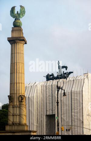 Grand Army Plaza Arch mit weißem Stoff für eine Restauration in Brooklyn NYC Stockfoto