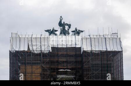 Grand Army Plaza Arch mit weißem Stoff für eine Restauration in Brooklyn NYC Stockfoto