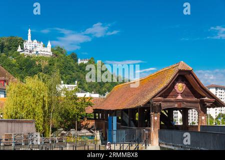 Malerischer Blick auf den Eingang am Nordflügel der Luzerner Spreuer Brücke auf der Mühlenplatzseite. Im Hintergrund auf dem Gütsch-Hügel... Stockfoto