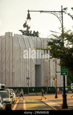 Grand Army Plaza Arch mit weißem Stoff für eine Restauration in Brooklyn NYC Stockfoto