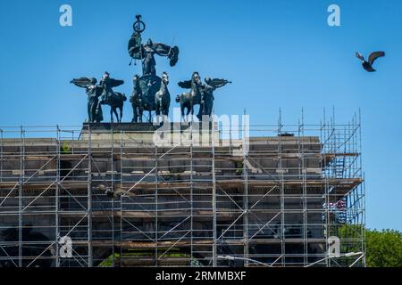 Grand Army Plaza Arch mit weißem Stoff für eine Restauration in Brooklyn NYC Stockfoto