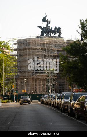 Grand Army Plaza Arch mit weißem Stoff für eine Restauration in Brooklyn NYC Stockfoto