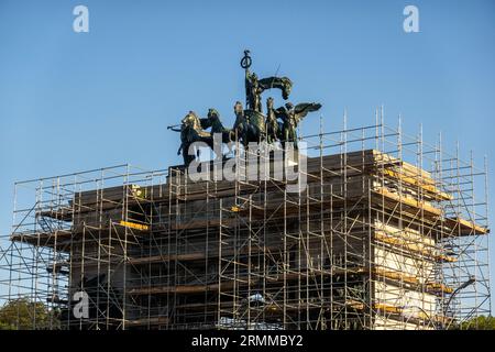 Grand Army Plaza Arch mit weißem Stoff für eine Restauration in Brooklyn NYC Stockfoto