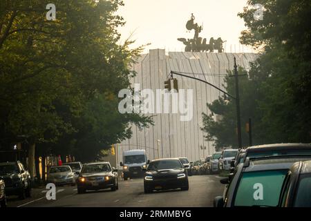 Grand Army Plaza Arch mit weißem Stoff für eine Restauration in Brooklyn NYC Stockfoto