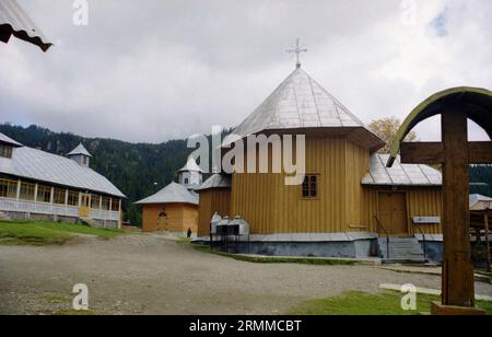 Suceava County, Rumänien, ca. 2000. Außenansicht des Klosters Rarau aus dem 15. Jahrhundert mit den Klosterzellen. Stockfoto