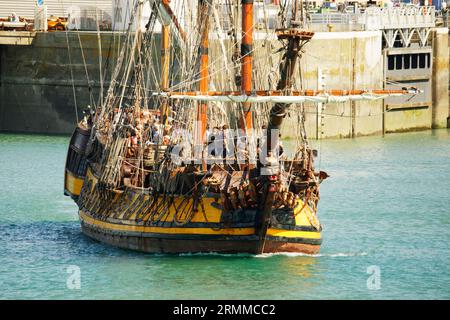 Shtandart Fregatte in Granville (Manche, Normandie, Frankreich) während des Voiles de Travail Festivals. Stockfoto