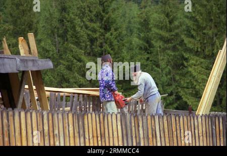 Kloster Rarau, Kreis Suceava, Rumänien, ca. 2000. Mönche, die auf dem Klostergelände arbeiten. Stockfoto